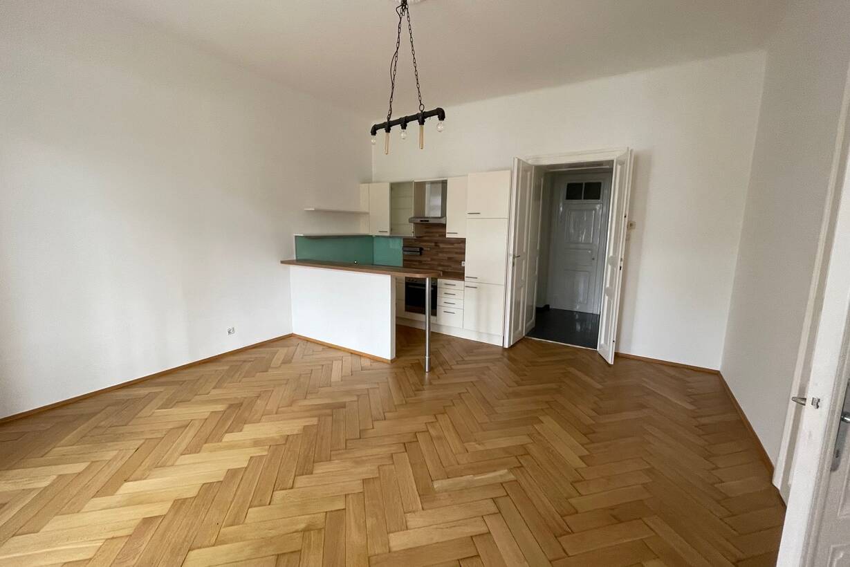 TU-Nähe:  Großzügige  2-Zimmer Altbauwohnung mit kleinem Balkon